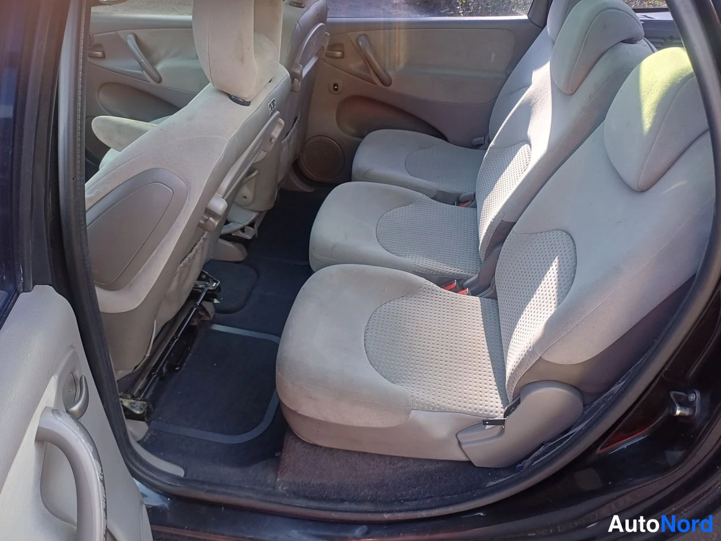 Musta Citroen Xsara Picasso 2002, takaistuimet, kuva 7
