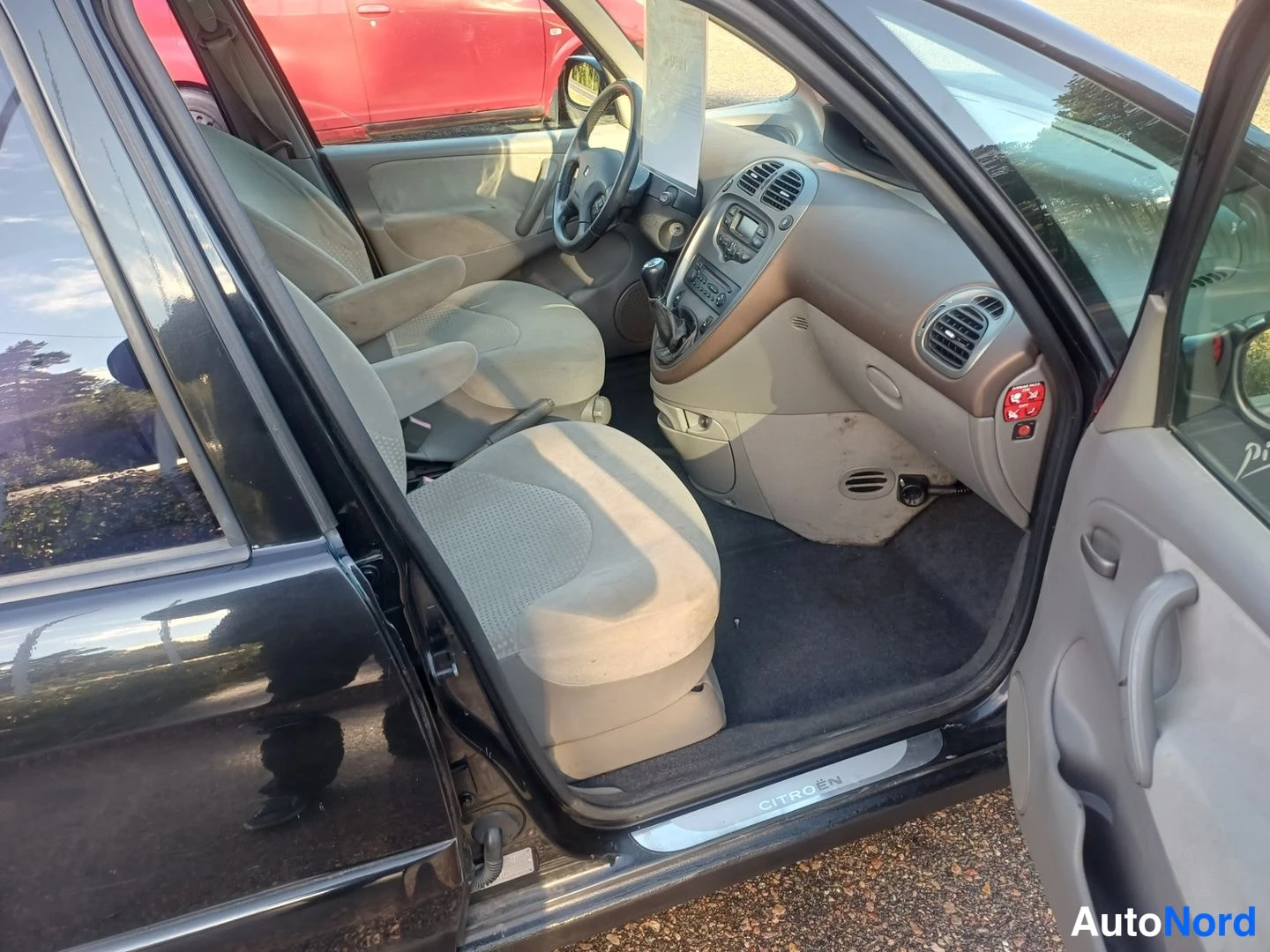 Musta Citroen Xsara Picasso 2002, ohjaamo, kuva 4