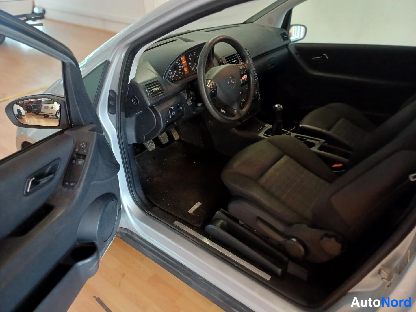 Hopea Mercedes-Benz A 150 2005, ohjaamo, kuva 7