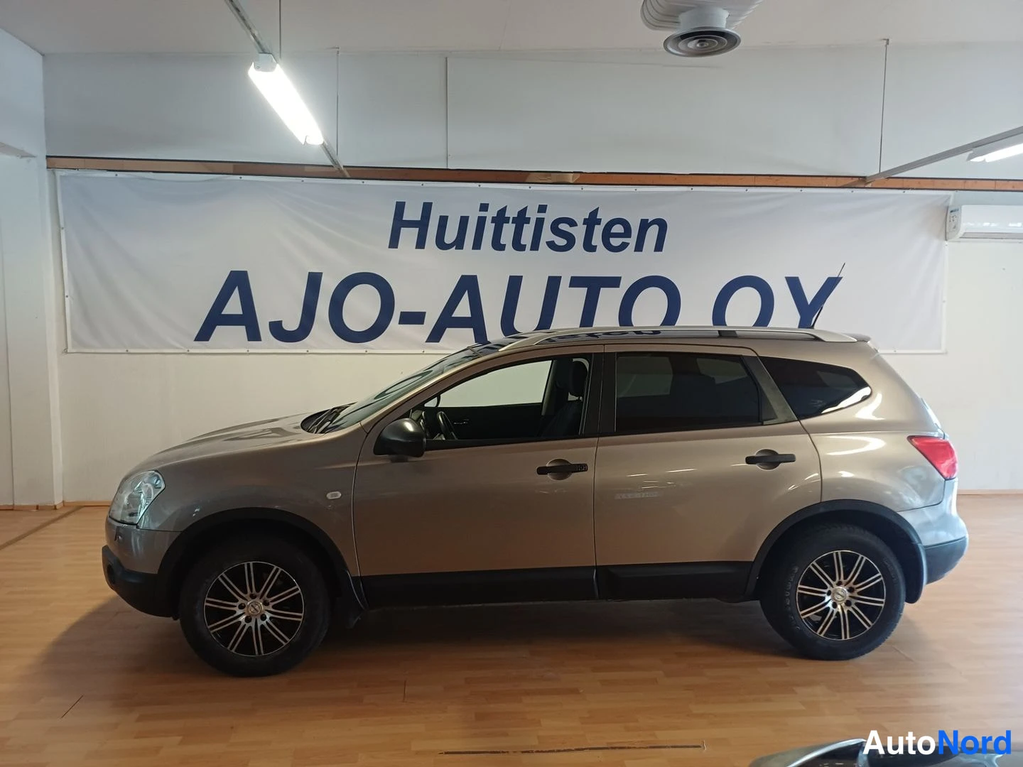 Ruskea Nissan Qashqai+2 2009, etuviisto, keula vasemmalle, kuva 2