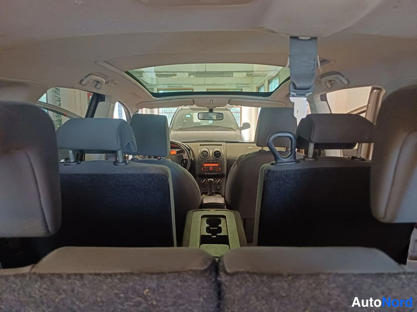 Ruskea Nissan Qashqai+2 2009, ohjaamo, kuva 9