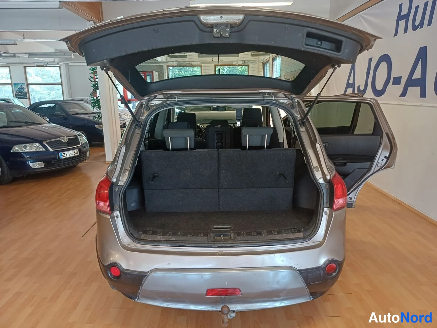 Ruskea Nissan Qashqai+2 2009, takaa, kuva 6