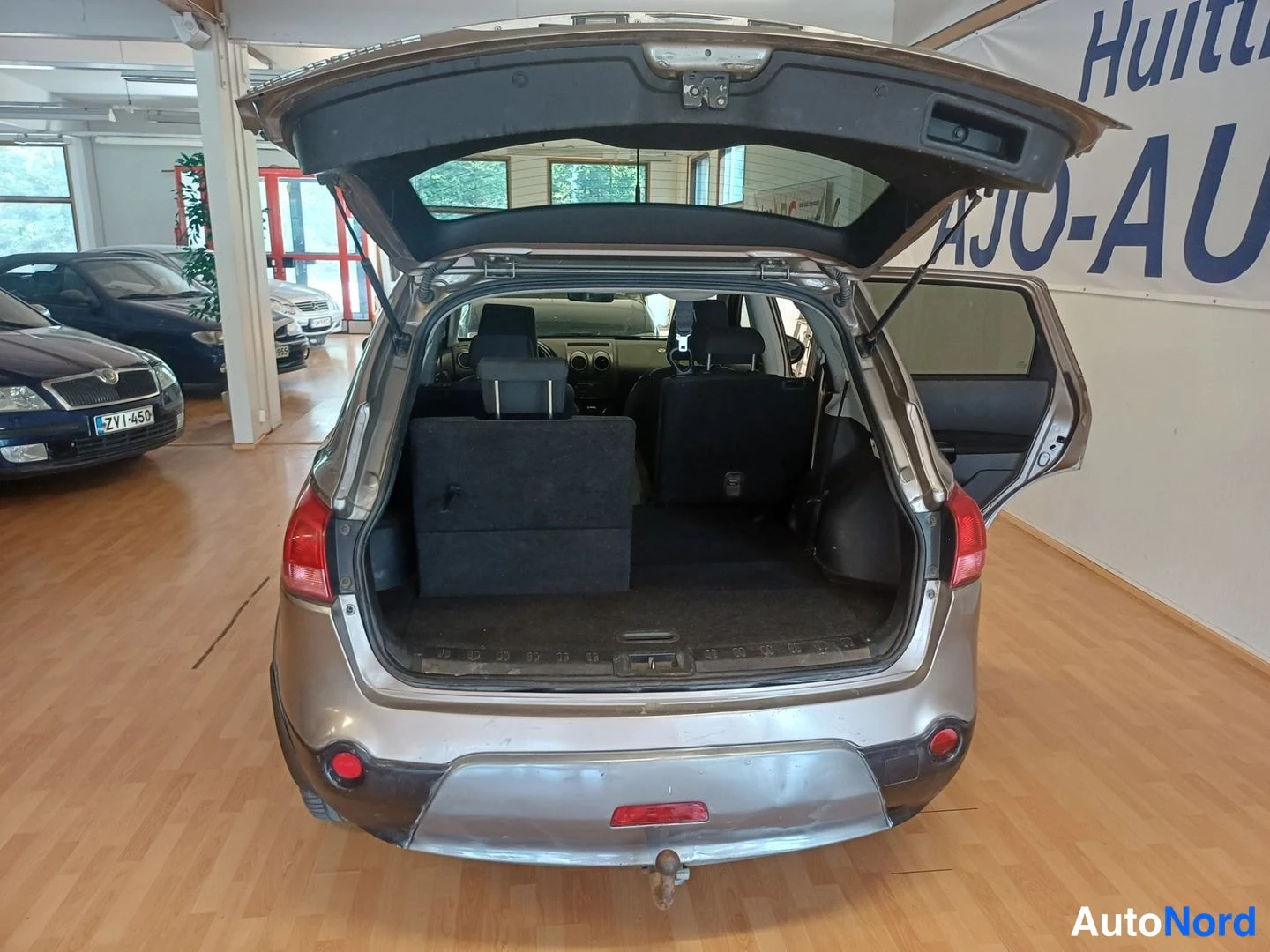 Ruskea Nissan Qashqai+2 2009, tavaratila, kuva 13