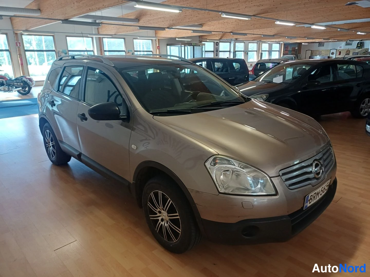 Ruskea Nissan Qashqai+2 2009, etuviisto, keula oikealle, kuva 3