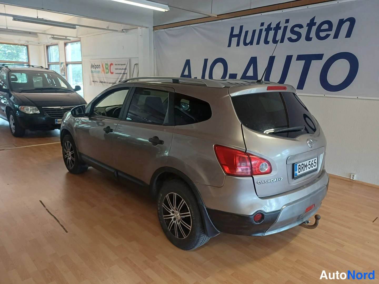 Ruskea Nissan Qashqai+2 2009, takaviisto, kuva 4