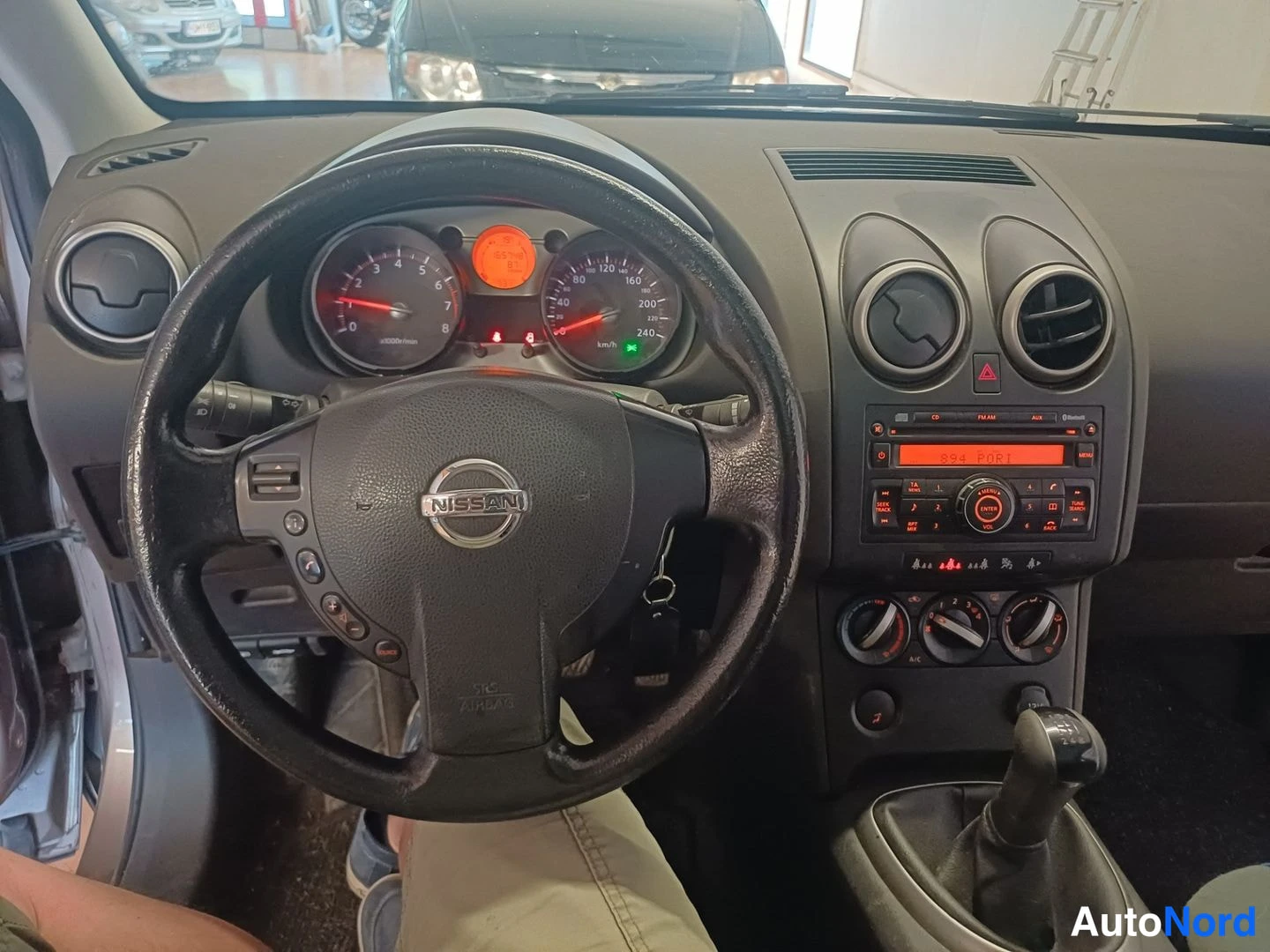 Ruskea Nissan Qashqai+2 2009, ohjaamo, kuva 7