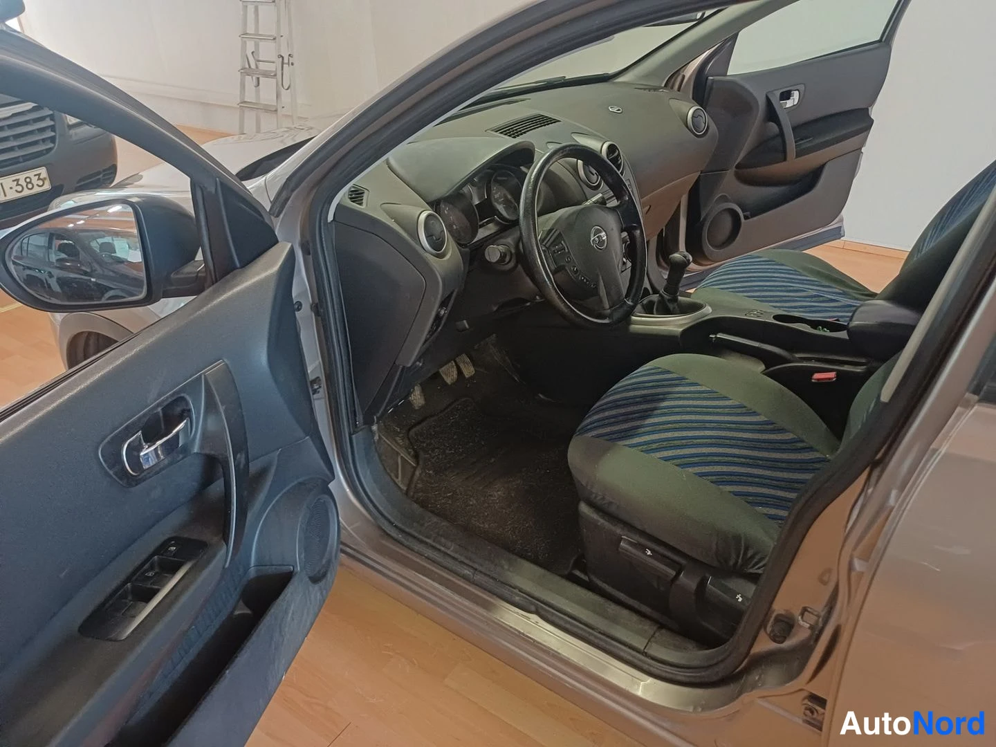 Ruskea Nissan Qashqai+2 2009, ohjaamo, kuva 8