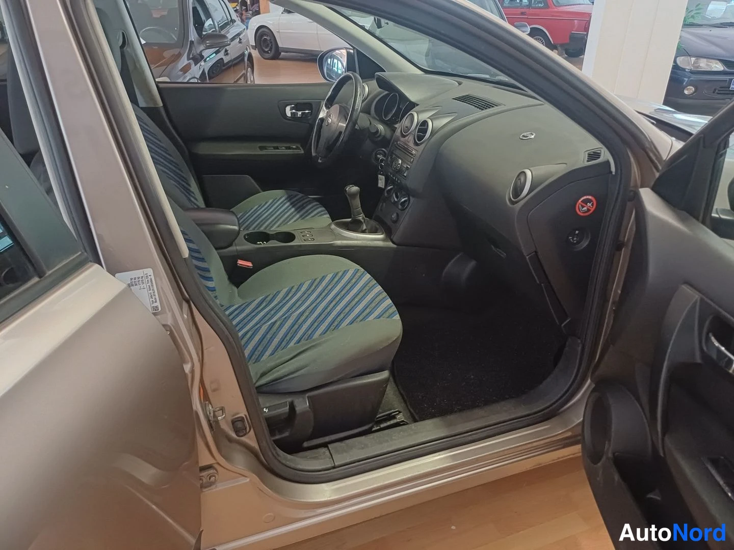 Ruskea Nissan Qashqai+2 2009, etuistuimet, kuva 10