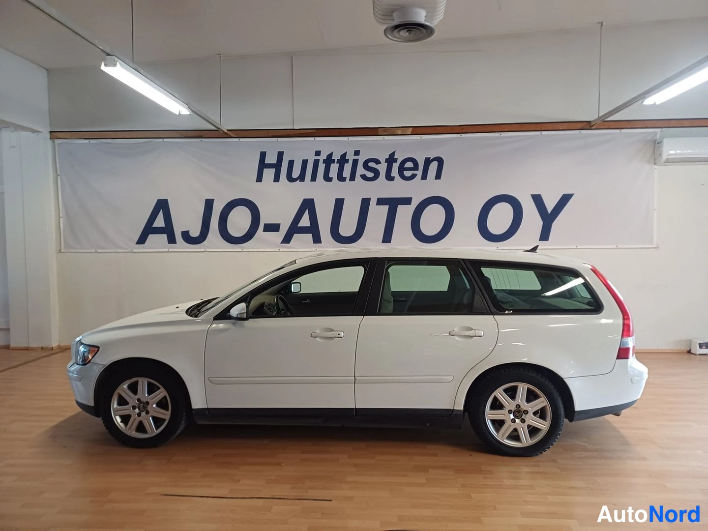 Valkoinen Volvo V50 2005, etuviisto, keula vasemmalle, kuva 2