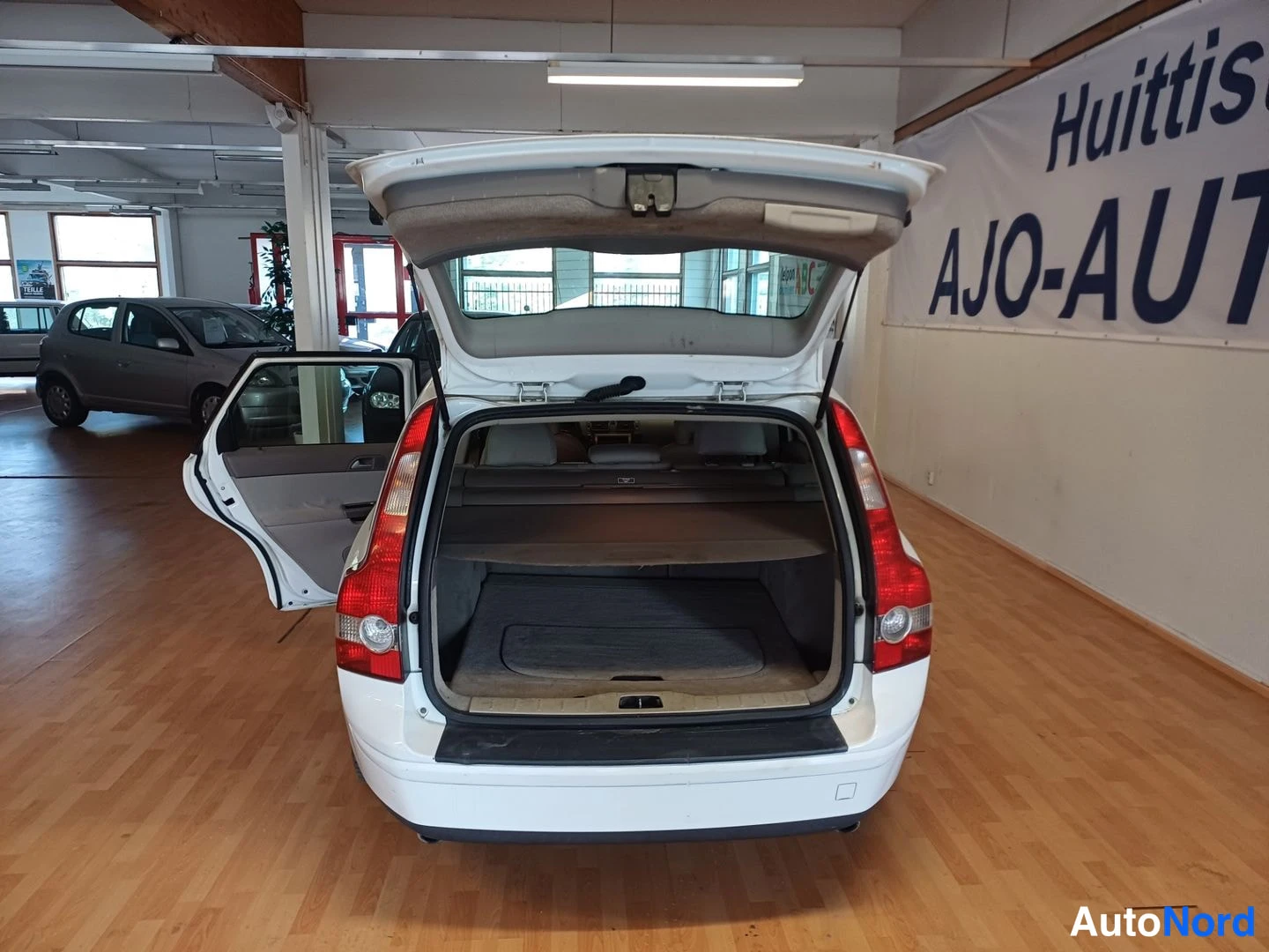 Valkoinen Volvo V50 2005, takaa, kuva 6