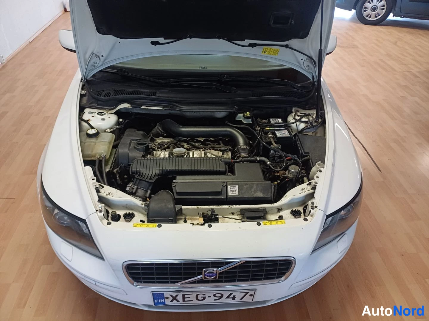 Valkoinen Volvo V50 2005, moottoritila, kuva 12