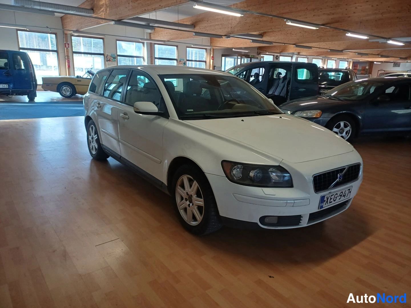 Valkoinen Volvo V50 2005, etuviisto, keula oikealle, kuva 3
