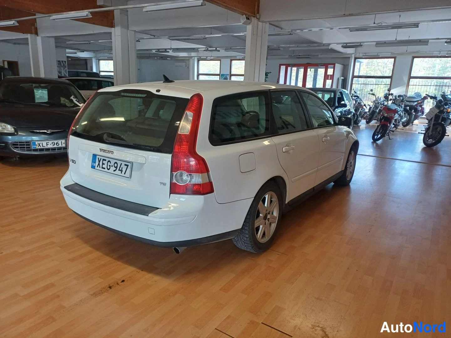 Valkoinen Volvo V50 2005, takaviisto, kuva 4