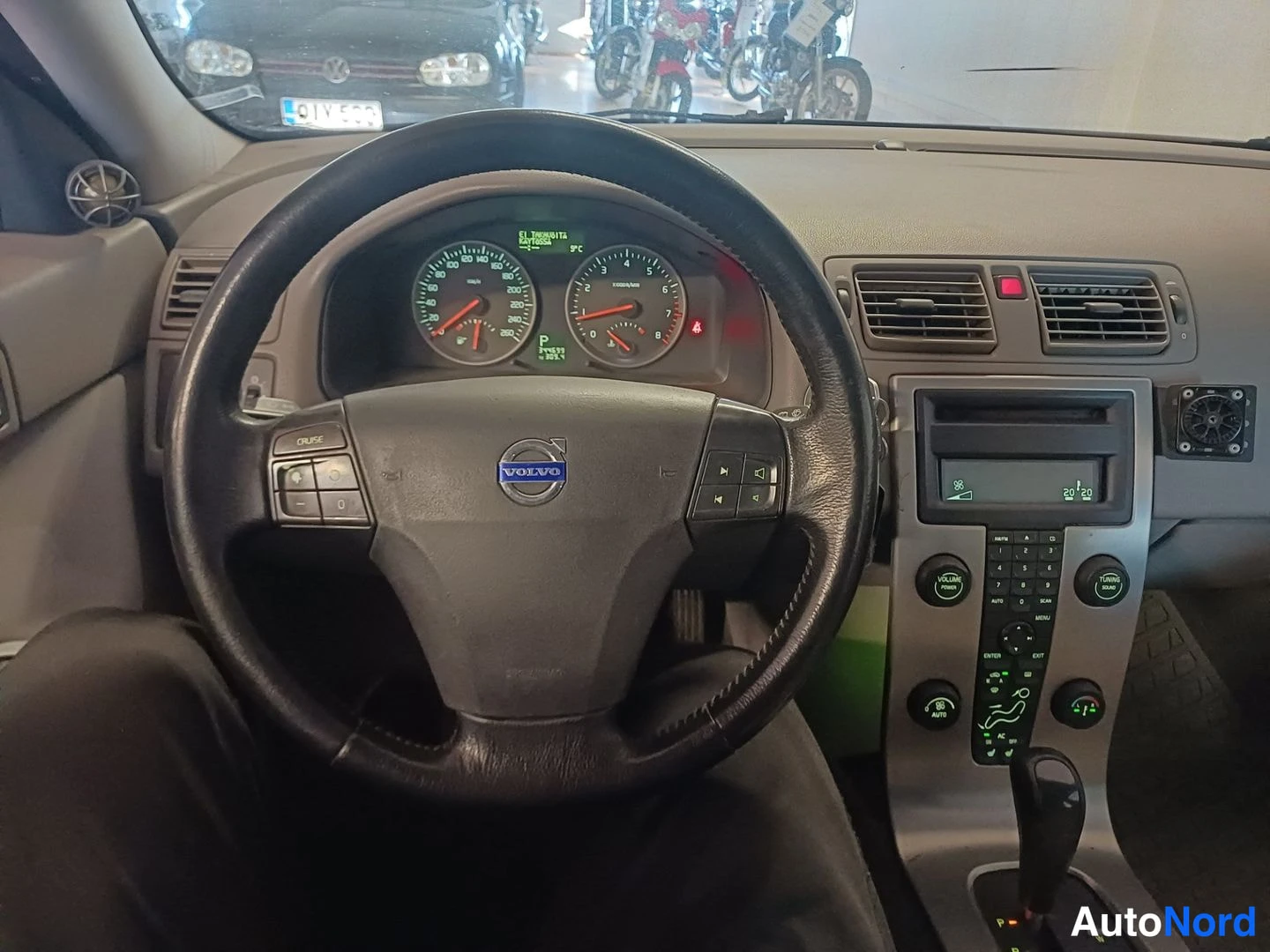 Valkoinen Volvo V50 2005, ohjaamo, kuva 8