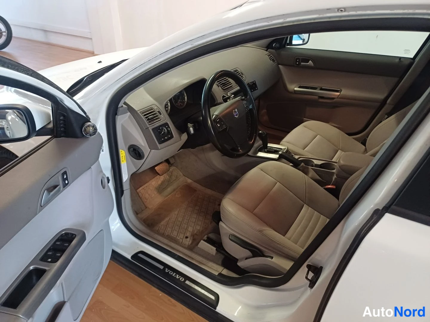 Valkoinen Volvo V50 2005, ohjaamo, kuva 7