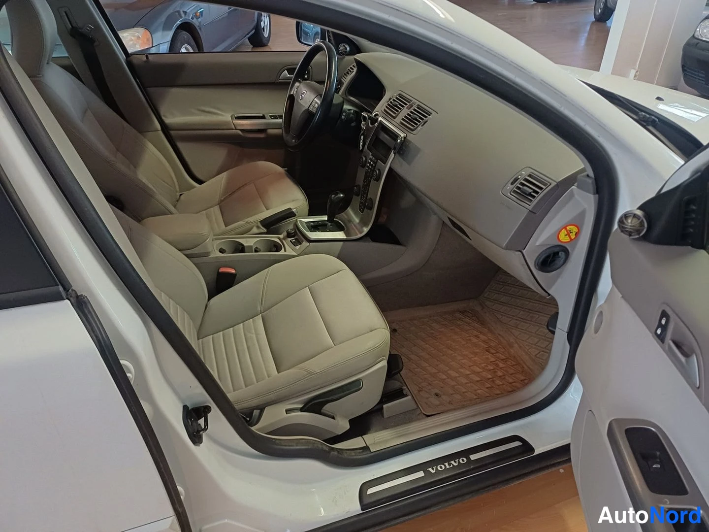 Valkoinen Volvo V50 2005, etuistuimet, kuva 9