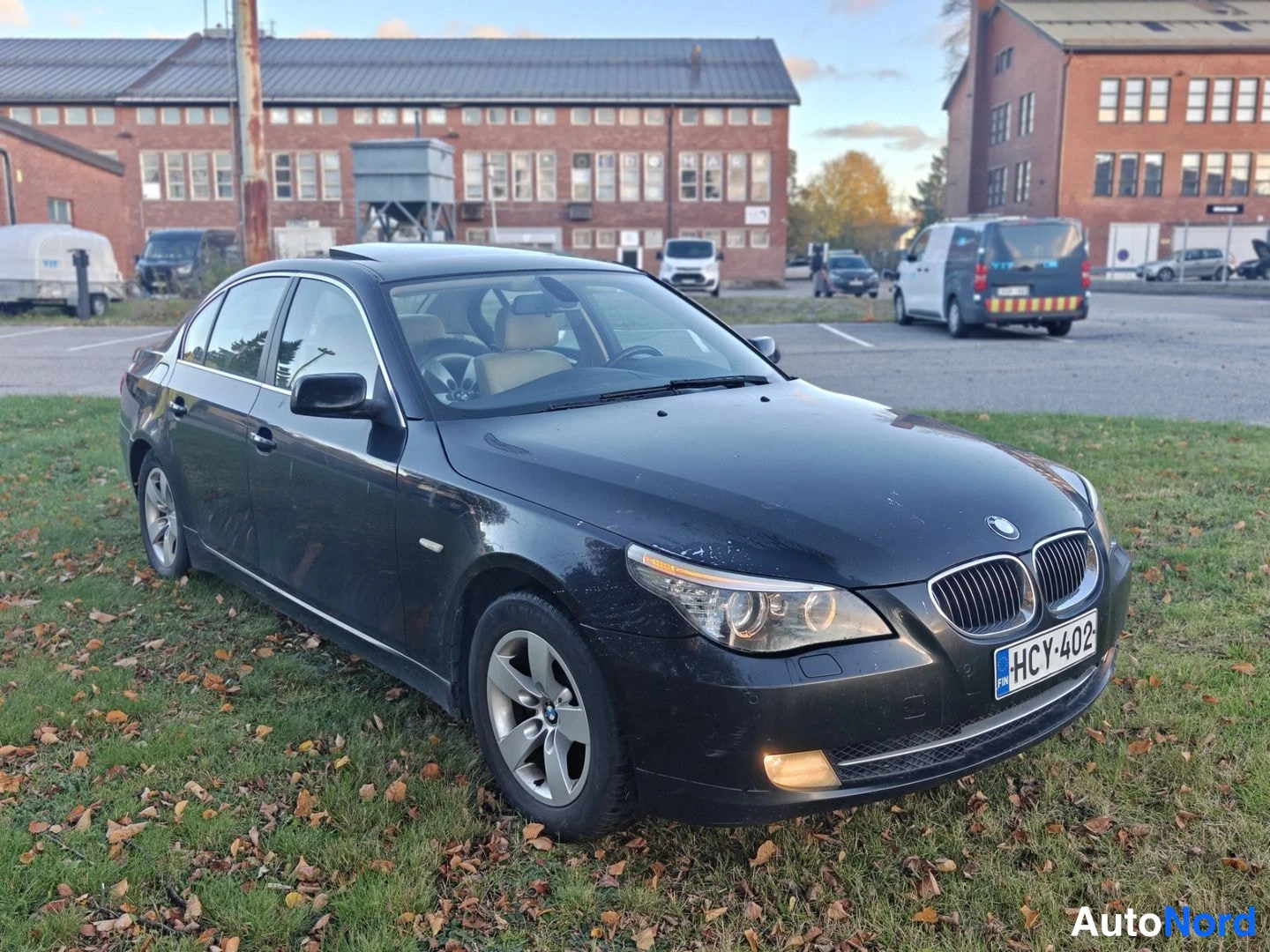 Musta BMW 525i 2008, etuviisto, keula oikealle, kuva 2