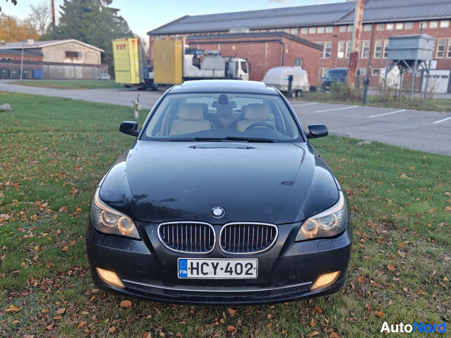 Musta BMW 525i 2008, edestä, kuva 3