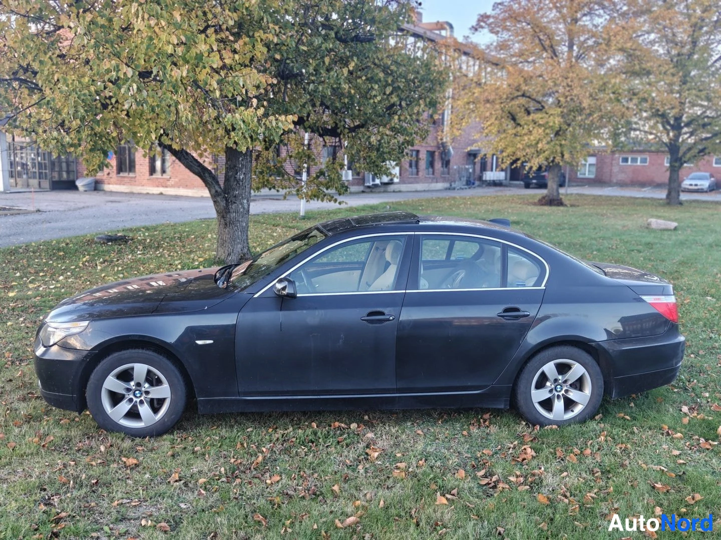 Musta BMW 525i 2008, sivulta, kuva 4