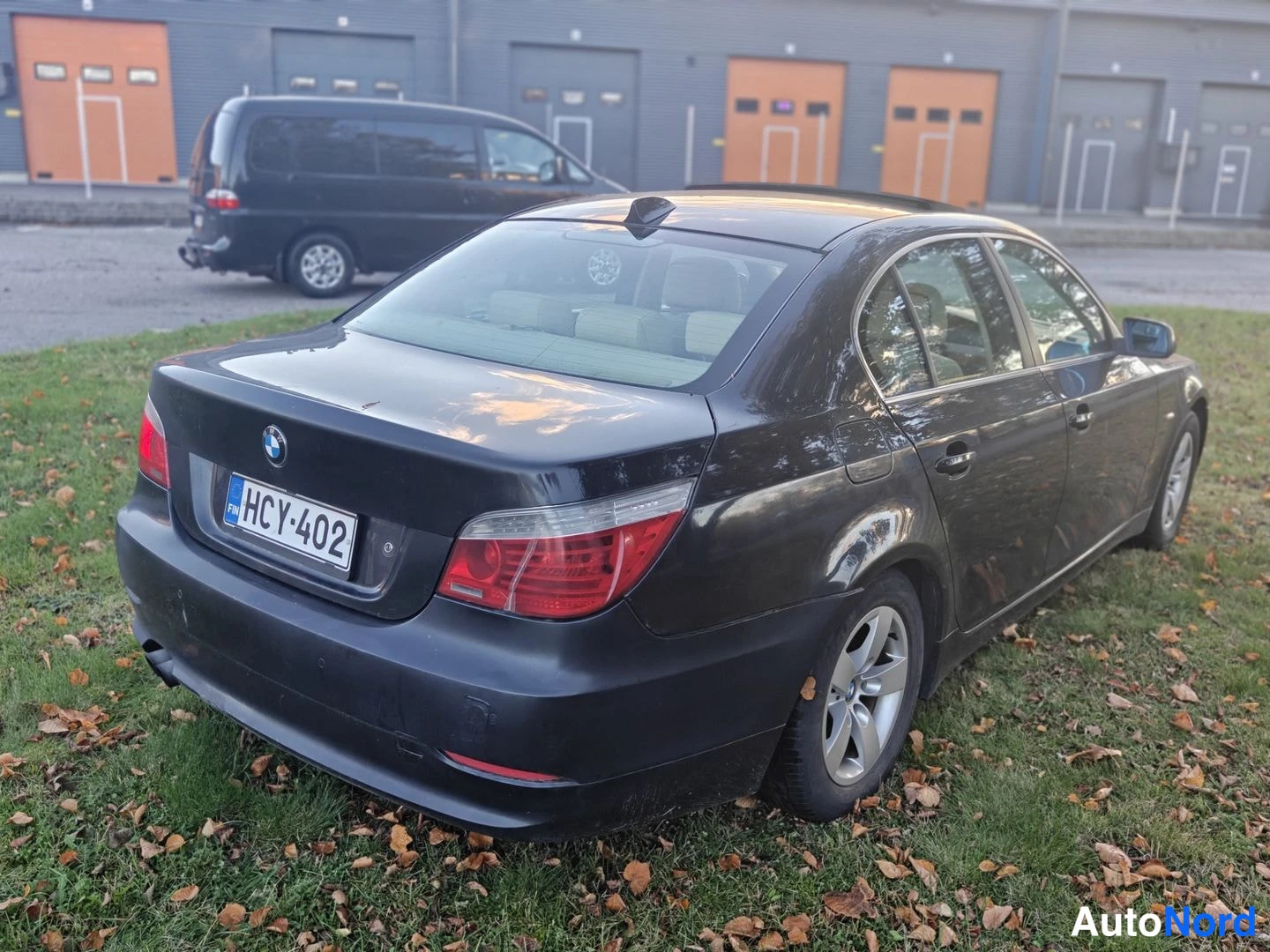 Musta BMW 525i 2008, takaviisto, kuva 7