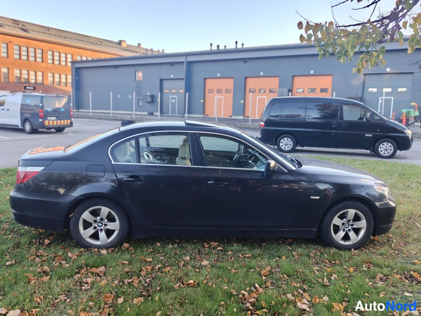 Musta BMW 525i 2008, sivulta, kuva 5