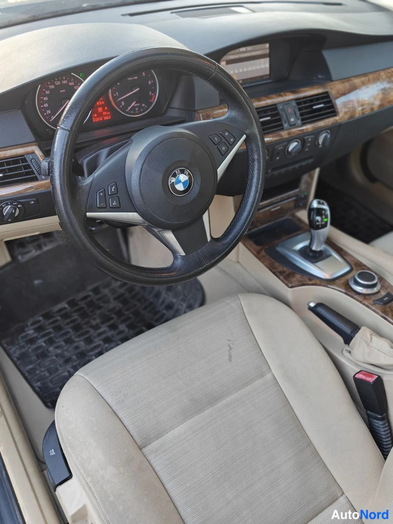 Musta BMW 525i 2008, ohjaamo, kuva 9