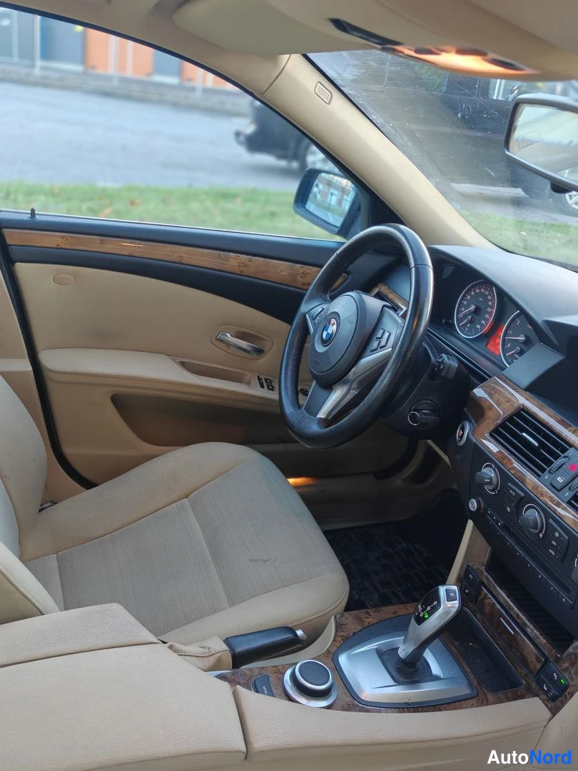 Musta BMW 525i 2008, ohjaamo, kuva 10
