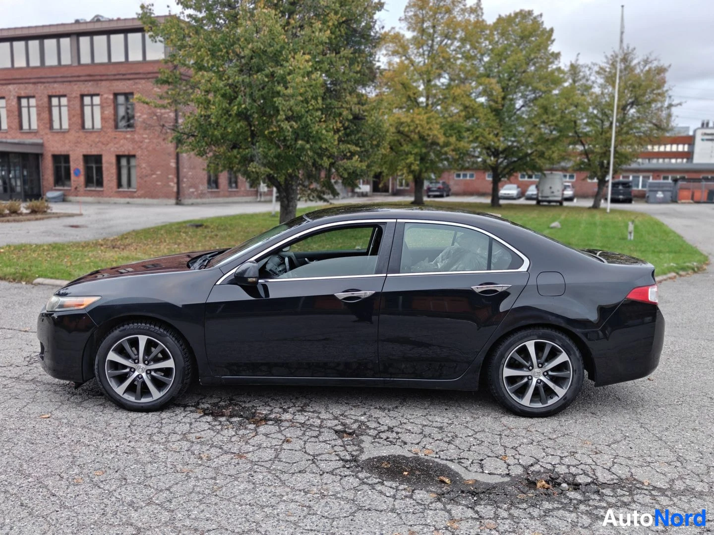 Musta Honda Accord 2011, sivulta, kuva 3