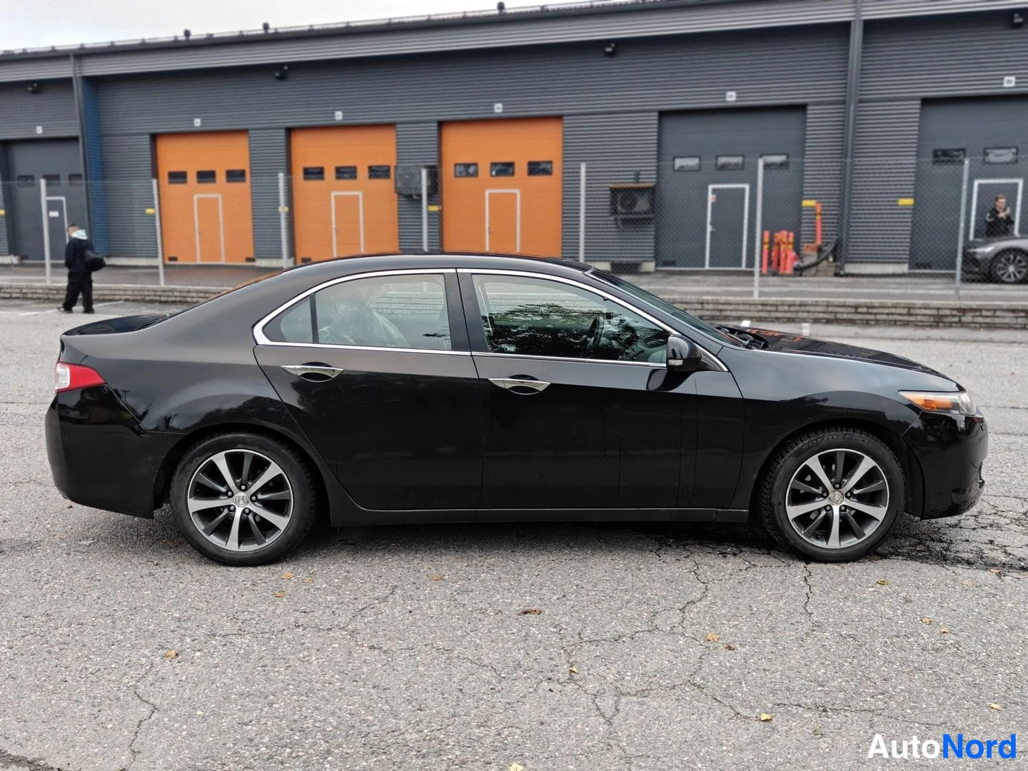 Musta Honda Accord 2011, etuviisto, keula oikealle, kuva 2