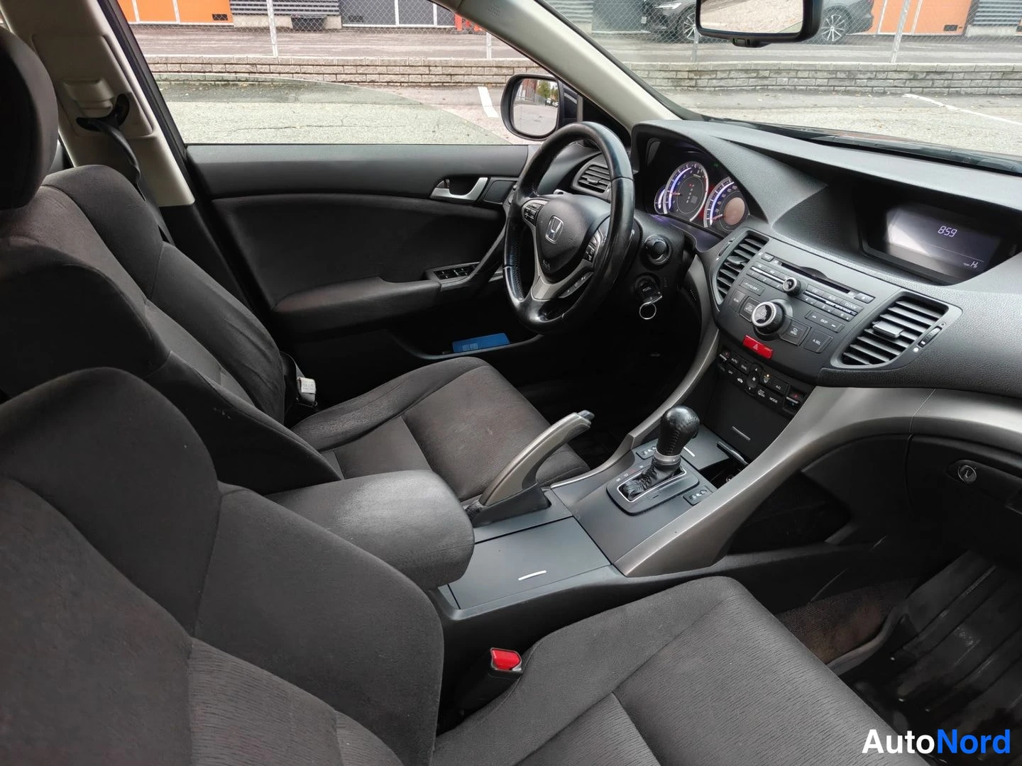 Musta Honda Accord 2011, ohjaamo, kuva 7