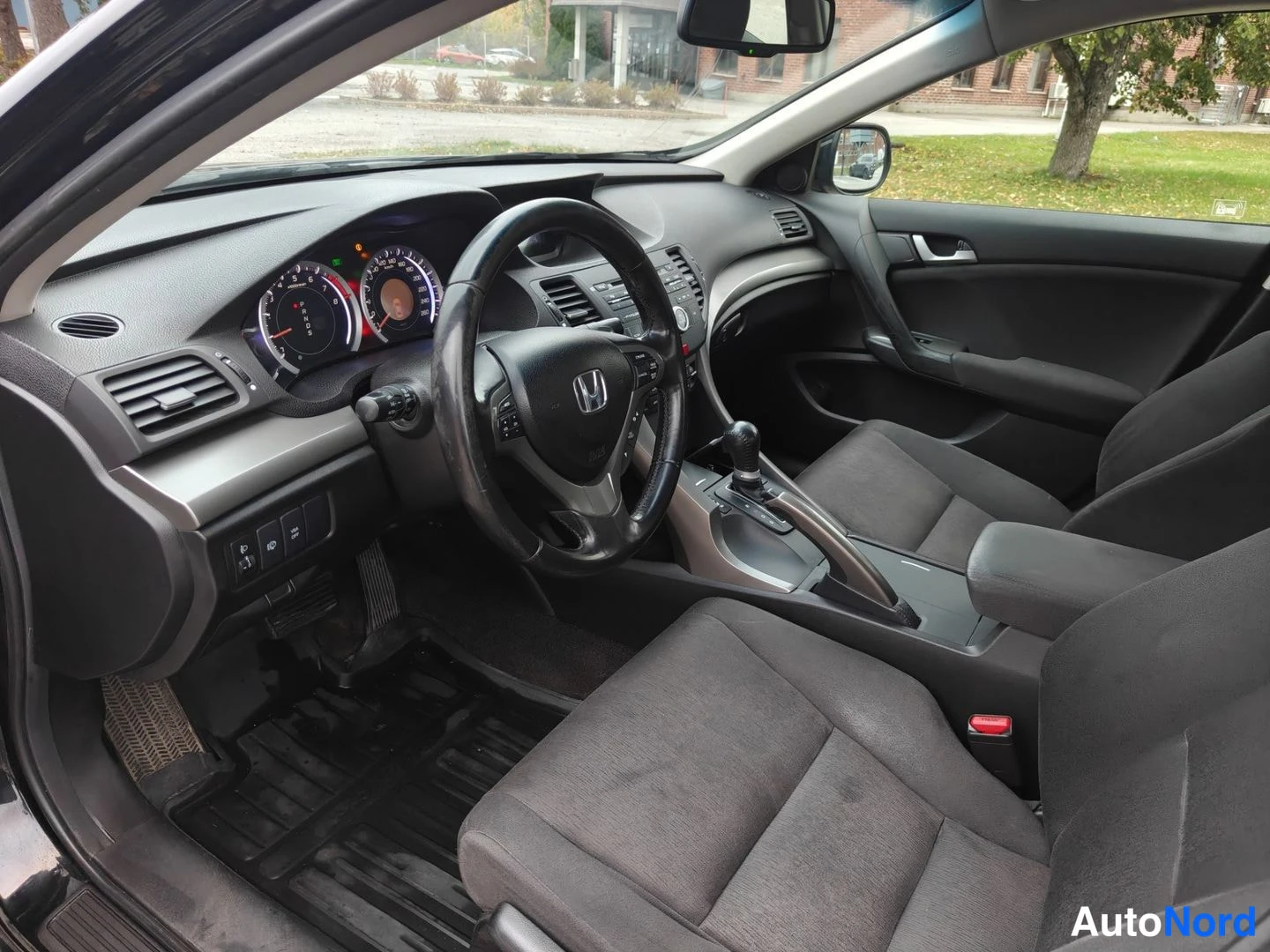 Musta Honda Accord 2011, ohjaamo, kuva 8