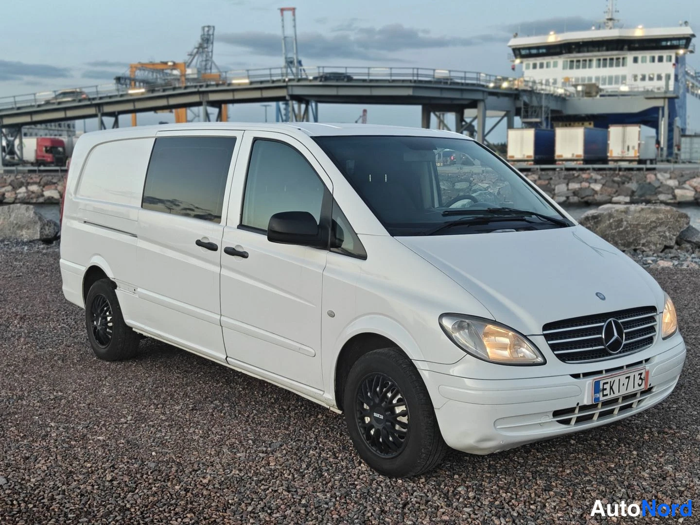 Valkoinen Mercedes-Benz Vito 115 CDI 2010, etuviisto, keula oikealle, kuva 2