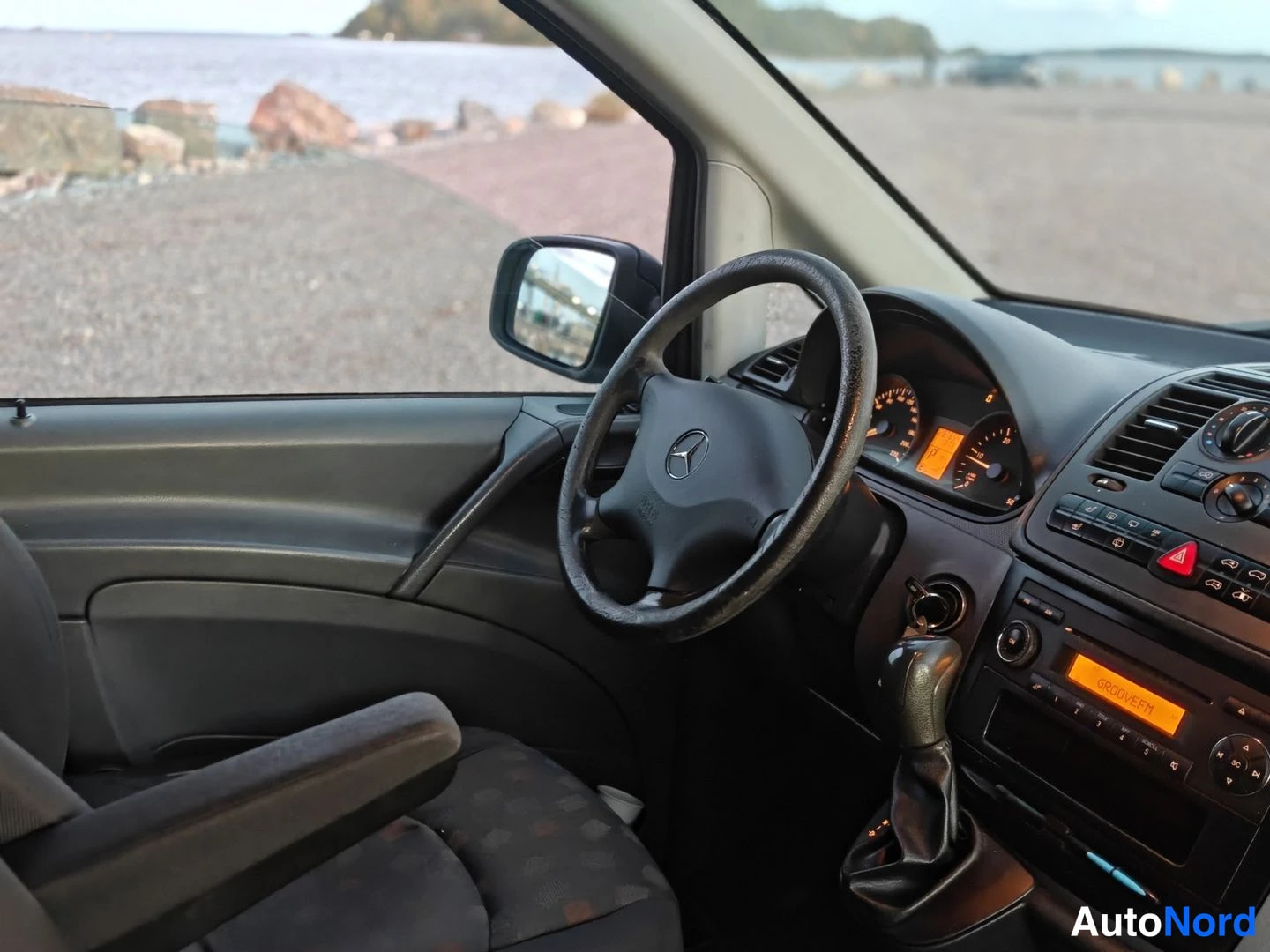 Valkoinen Mercedes-Benz Vito 115 CDI 2010, ohjaamo, kuva 9