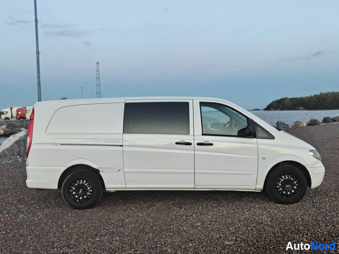Valkoinen Mercedes-Benz Vito 115 CDI 2010, sivulta, kuva 4