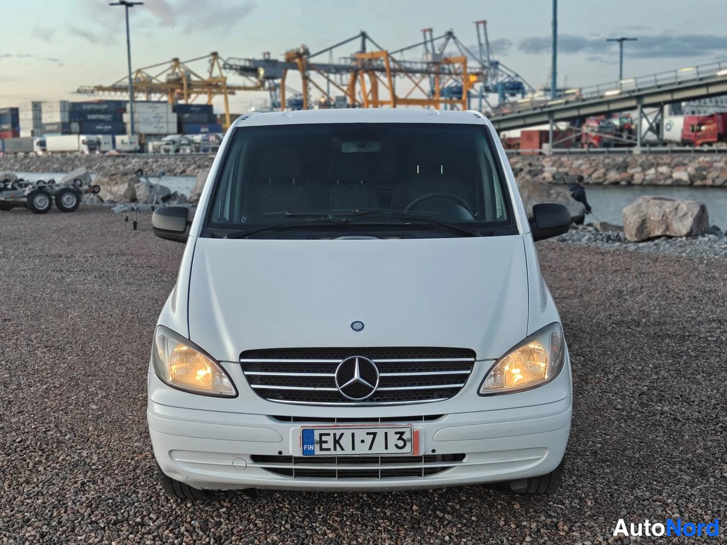 Valkoinen Mercedes-Benz Vito 115 CDI 2010, edestä, kuva 3