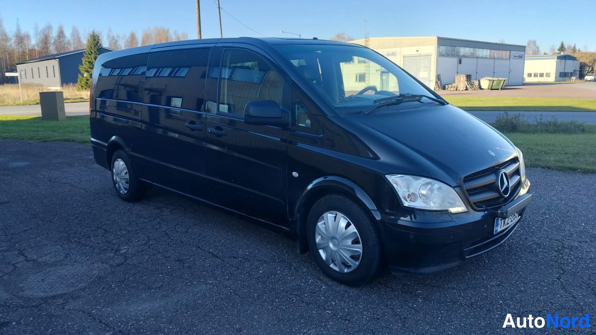 Musta Mercedes-Benz Vito 113 CDI 2010, etuviisto, keula oikealle, kuva 2