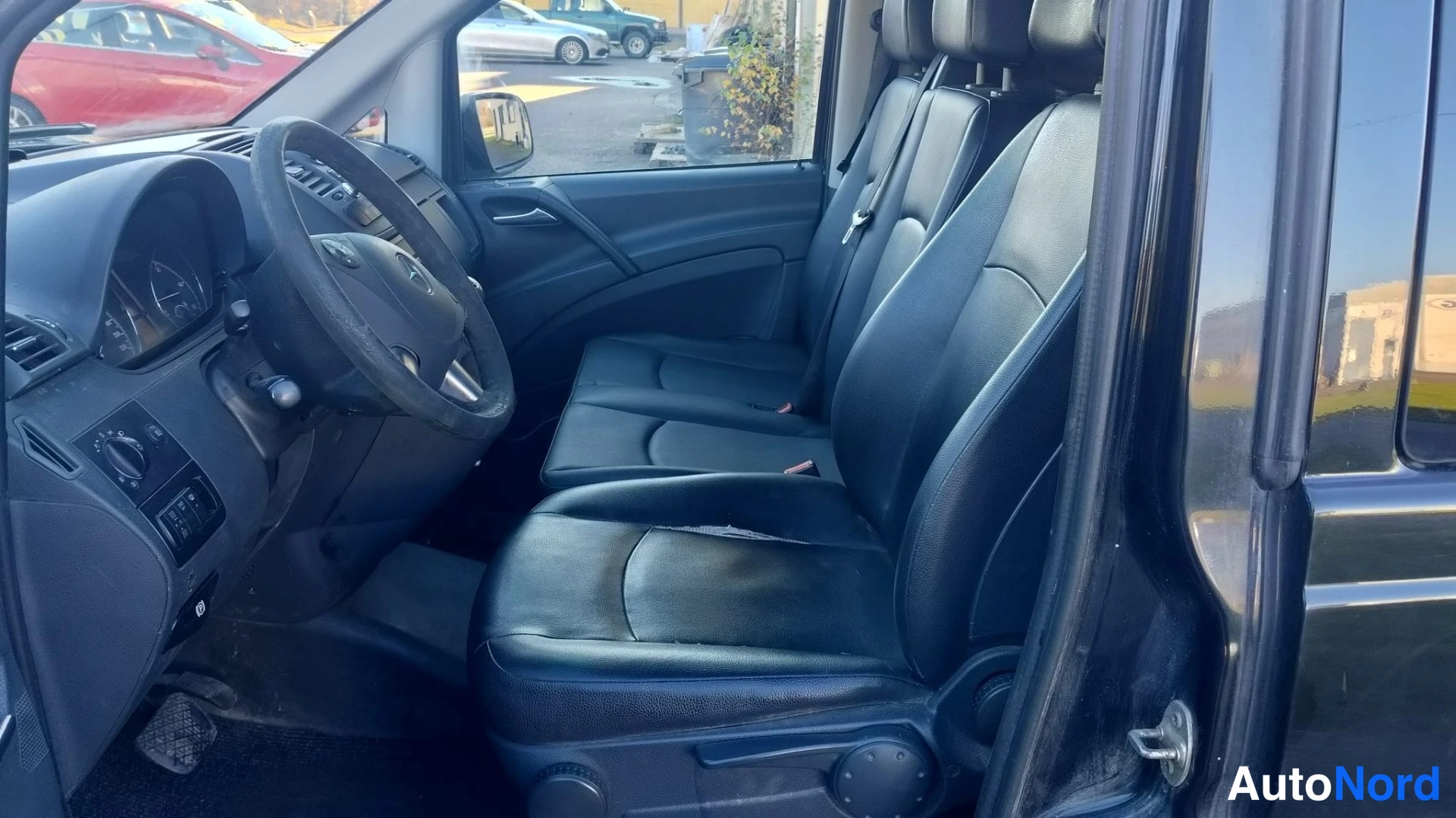 Musta Mercedes-Benz Vito 113 CDI 2010, ohjaamo, kuva 9
