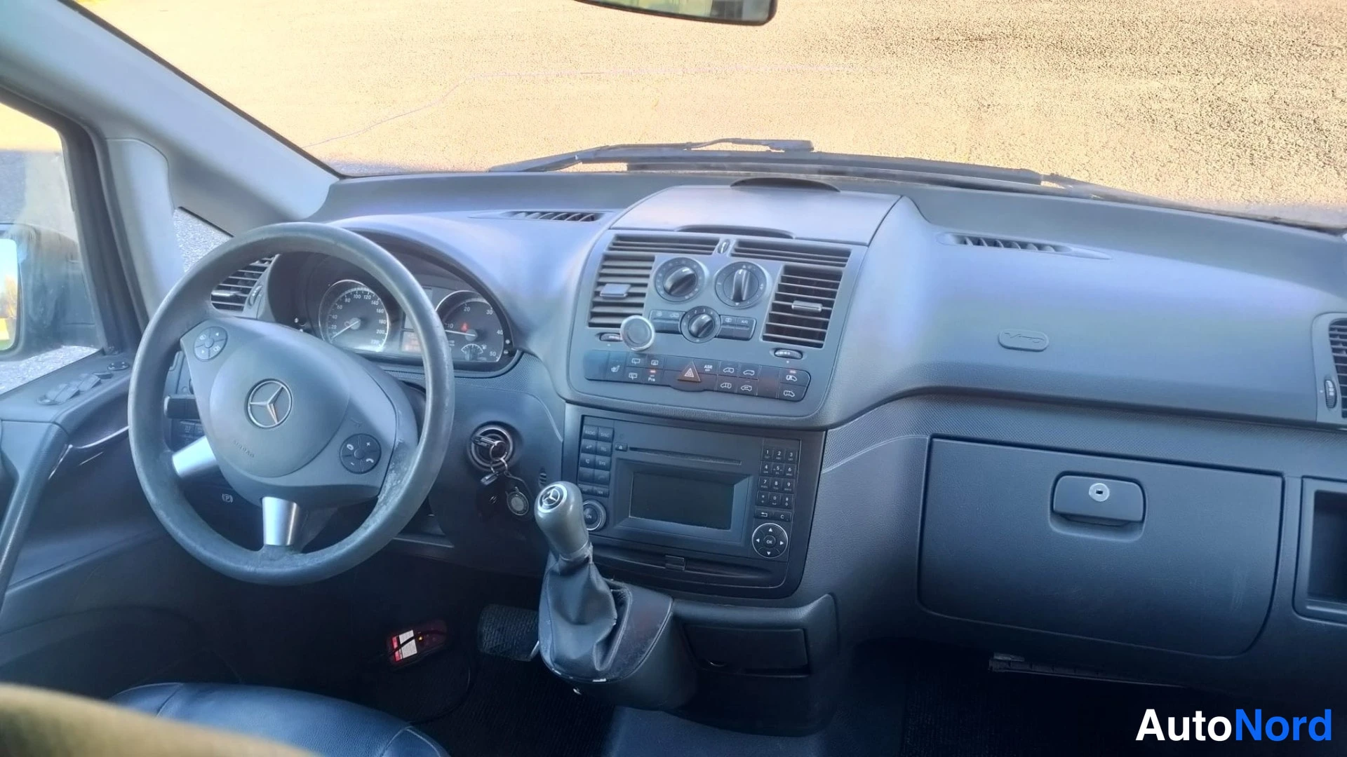 Musta Mercedes-Benz Vito 113 CDI 2010, ohjaamo, kuva 10