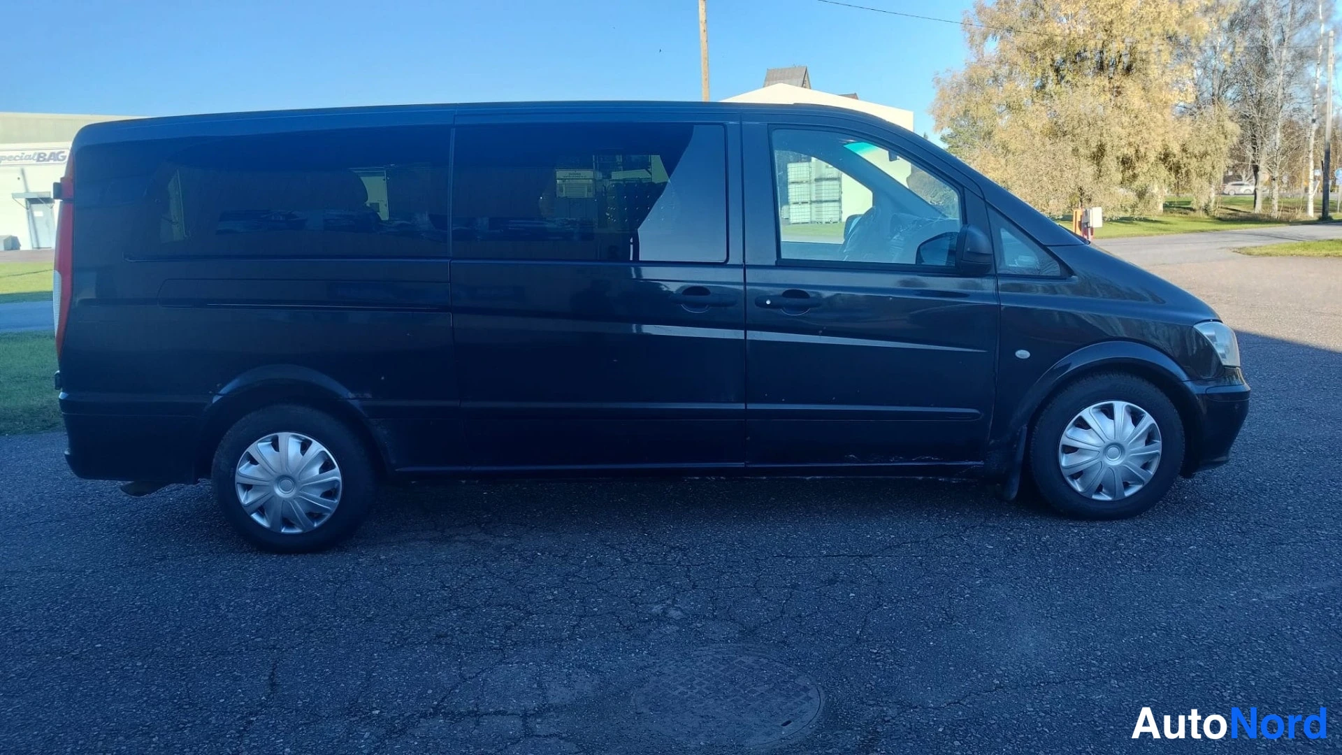 Musta Mercedes-Benz Vito 113 CDI 2010, etuviisto, keula oikealle, kuva 3