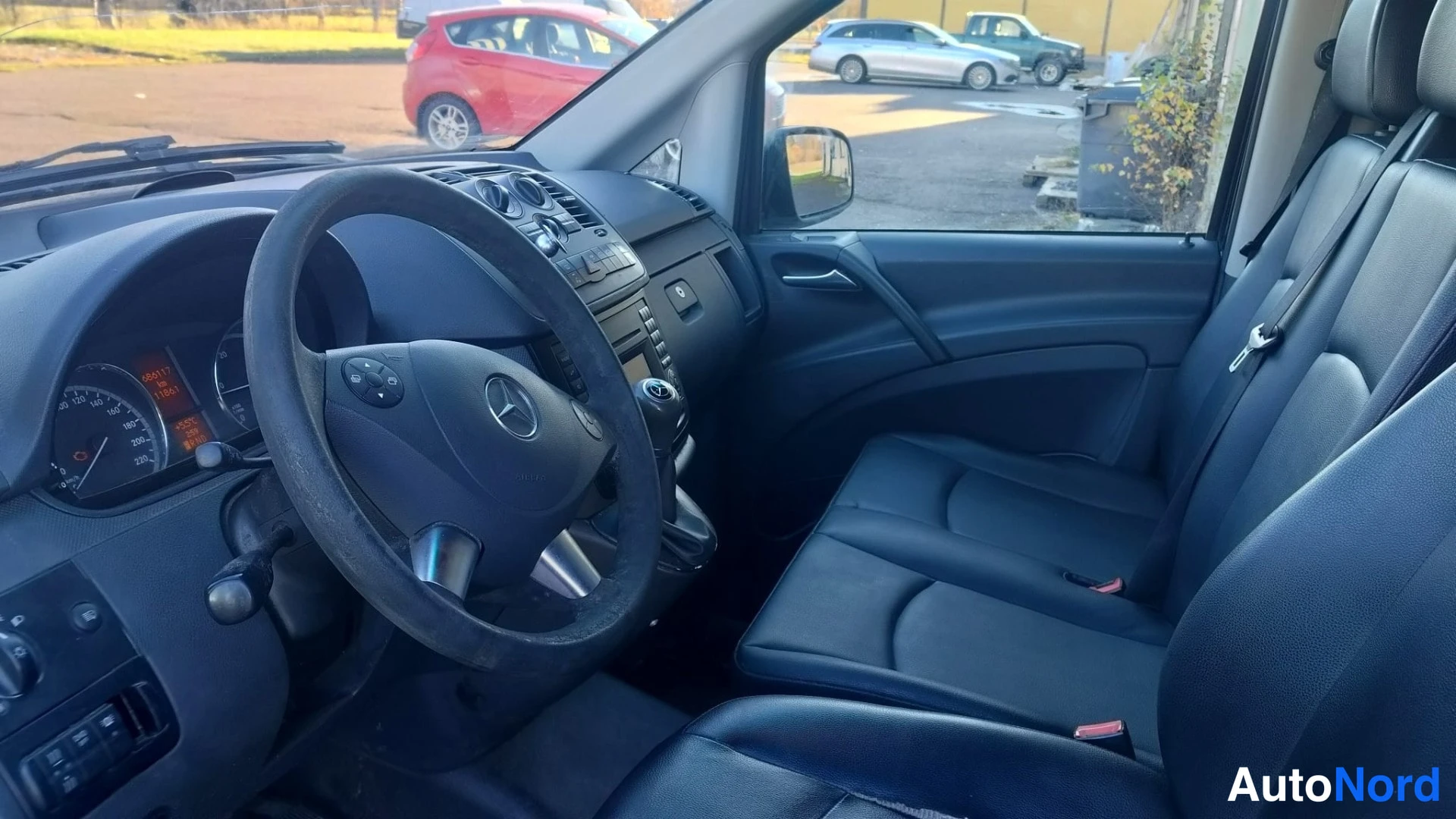 Musta Mercedes-Benz Vito 113 CDI 2010, ohjaamo, kuva 8