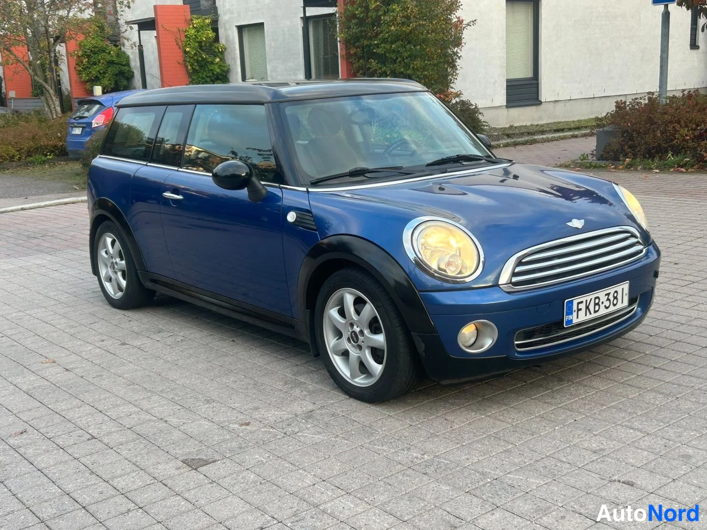 Sininen Mini Cooper 2009, etuviisto, keula oikealle, kuva 3