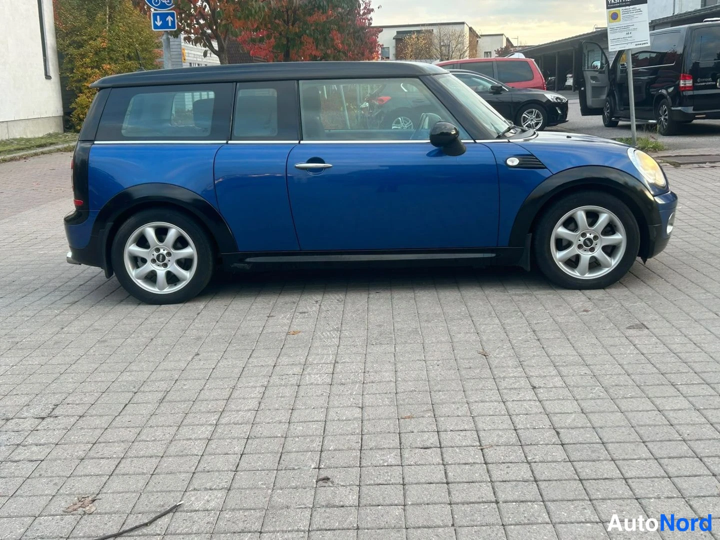 Sininen Mini Cooper 2009, etuviisto, keula oikealle, kuva 4