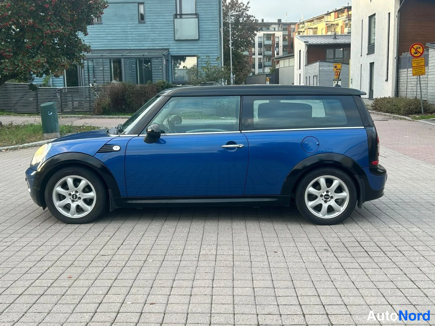 Sininen Mini Cooper 2009, etuviisto, keula vasemmalle, kuva 2