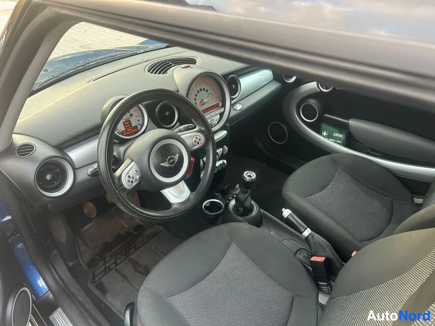 Sininen Mini Cooper 2009, ohjaamo, kuva 9