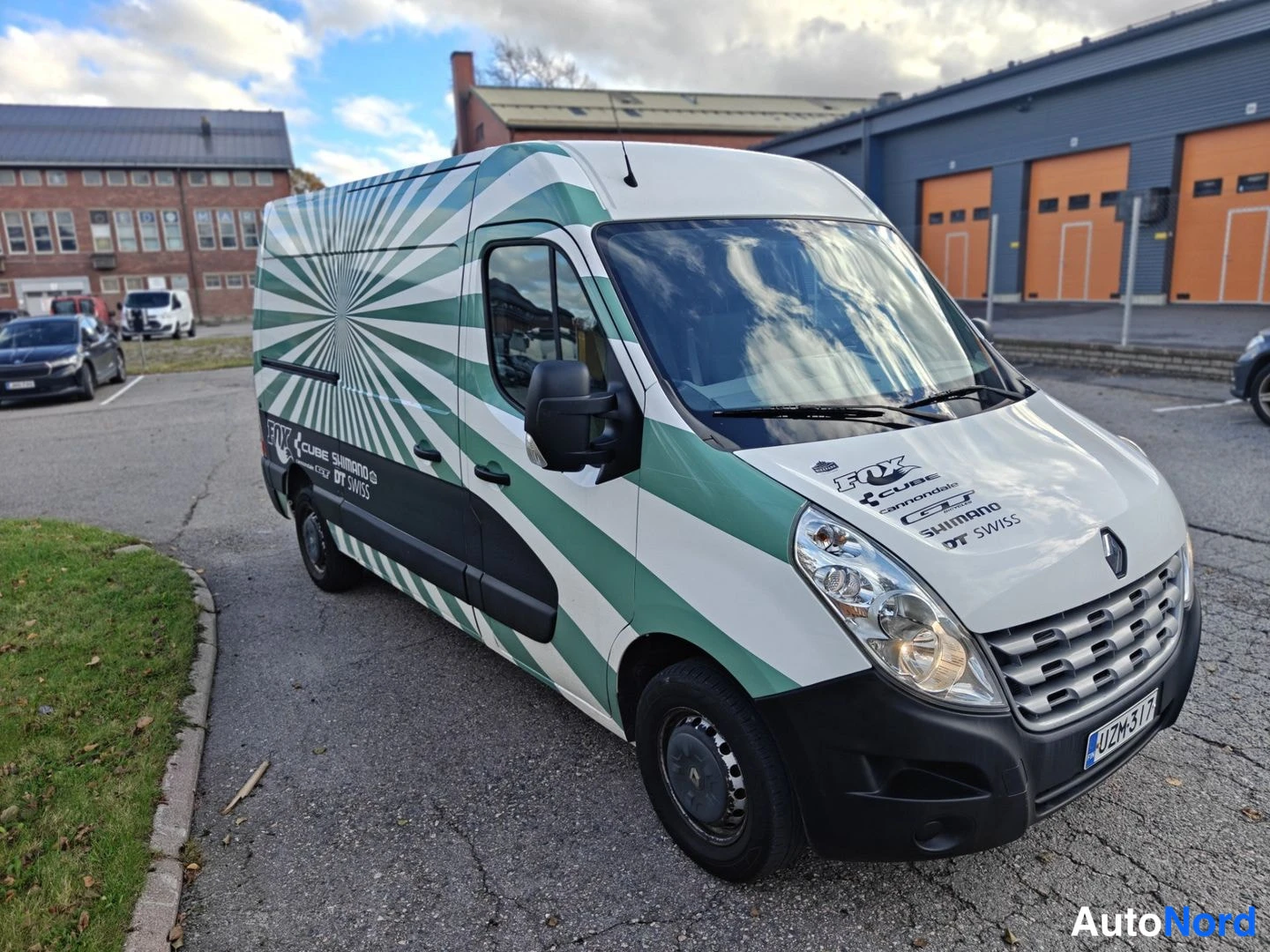 Valkoinen Renault Master 2012, etuviisto, keula oikealle, kuva 2