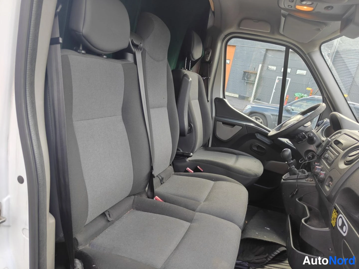 Valkoinen Renault Master 2012, etuistuimet, kuva 11