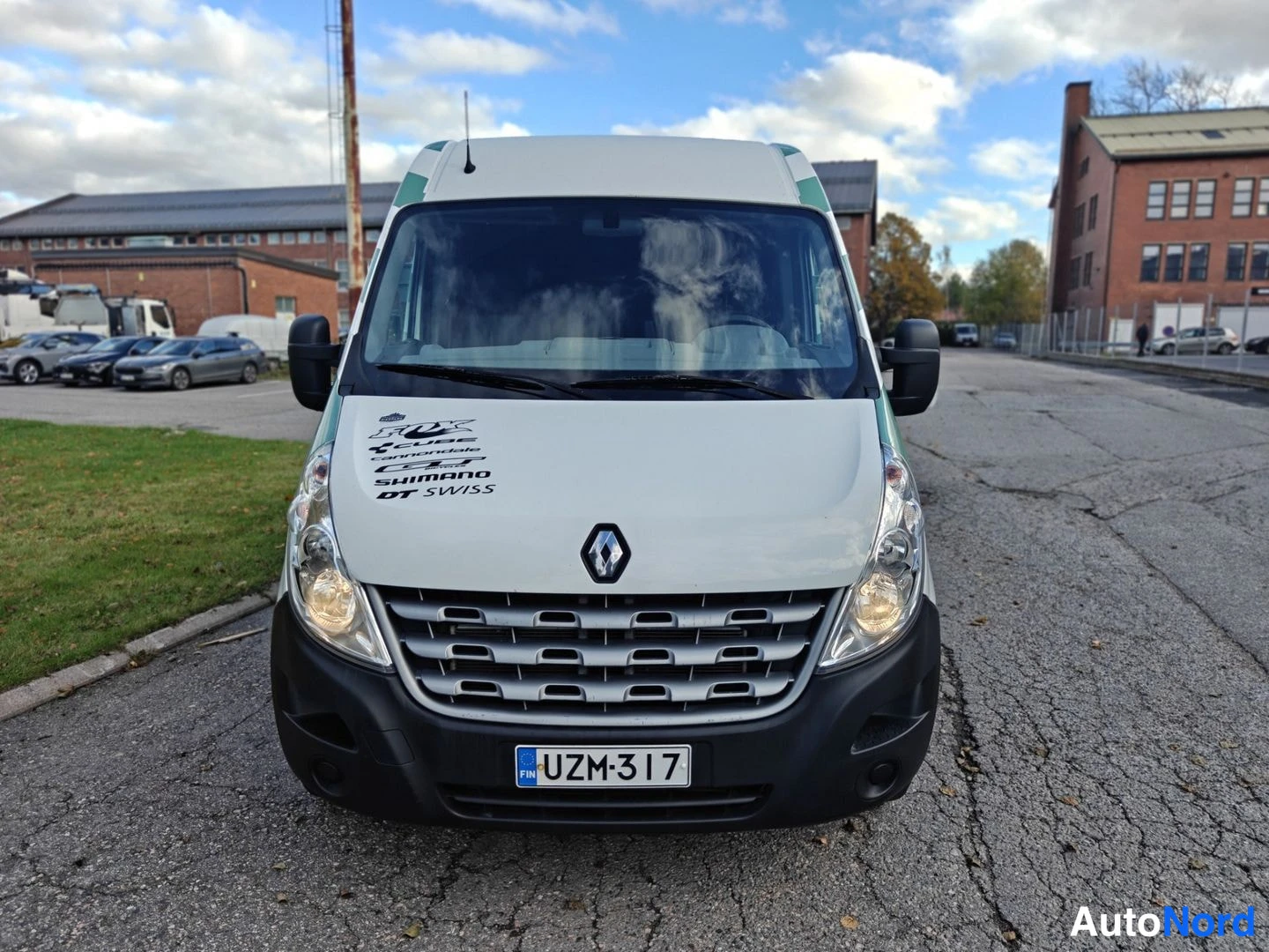 Valkoinen Renault Master 2012, edestä, kuva 3