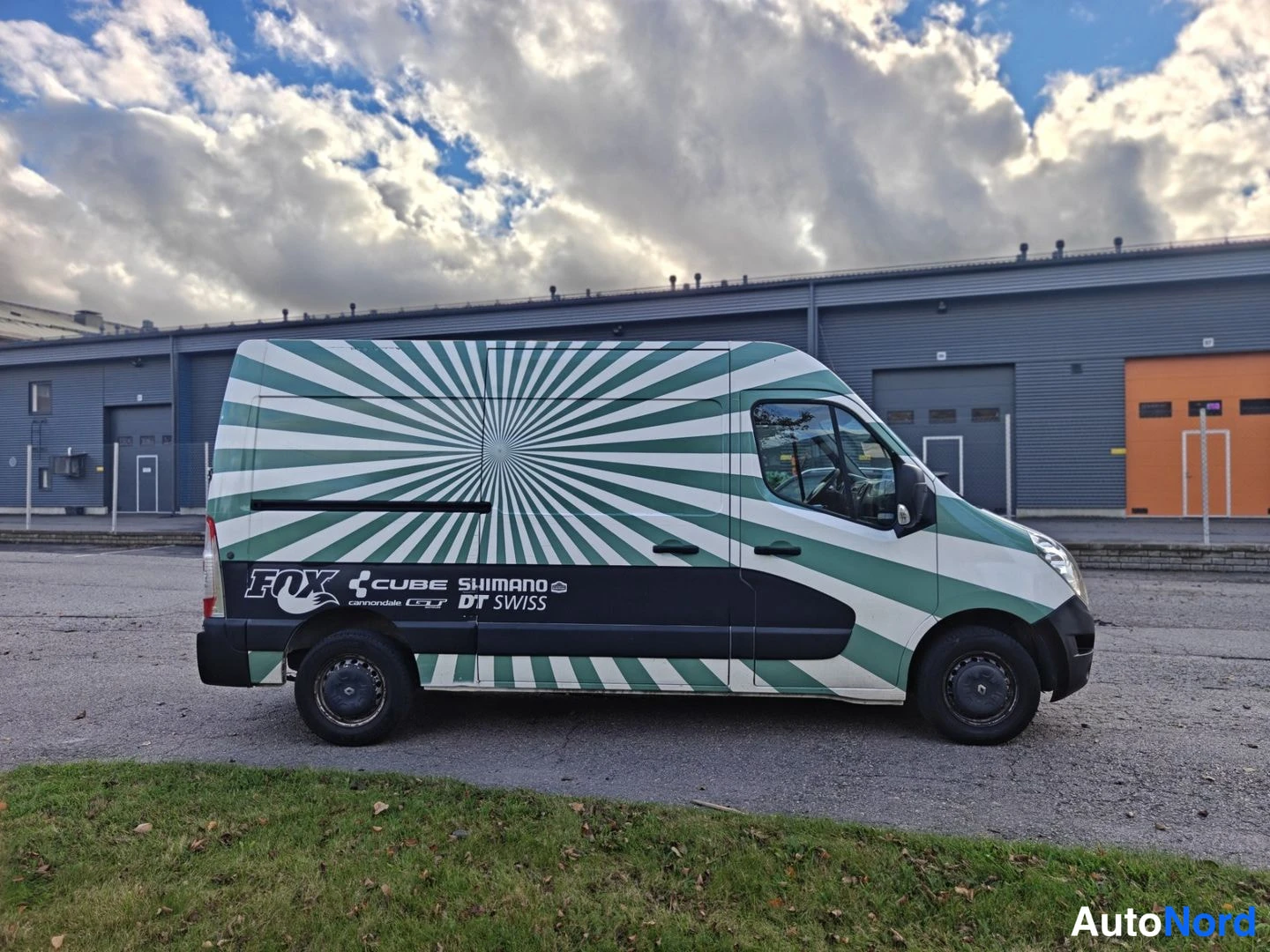 Valkoinen Renault Master 2012, sivulta, kuva 4