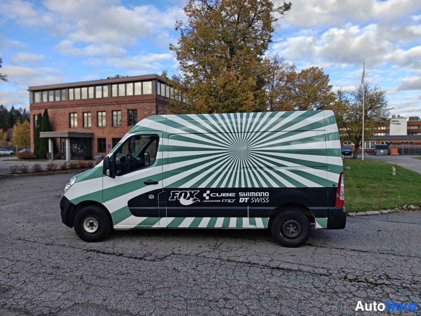 Valkoinen Renault Master 2012, sivulta, kuva 5