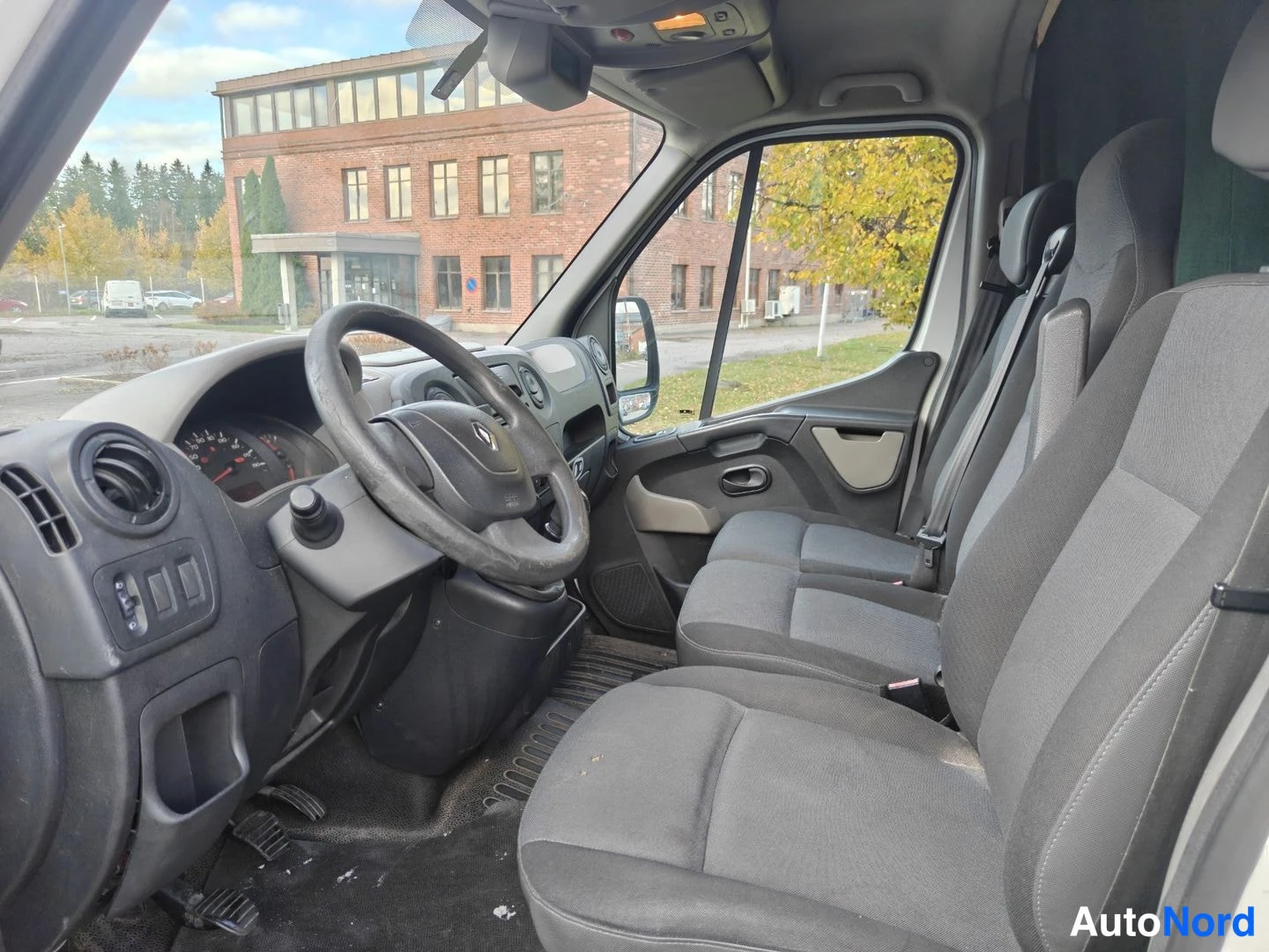Valkoinen Renault Master 2012, ohjaamo, kuva 9